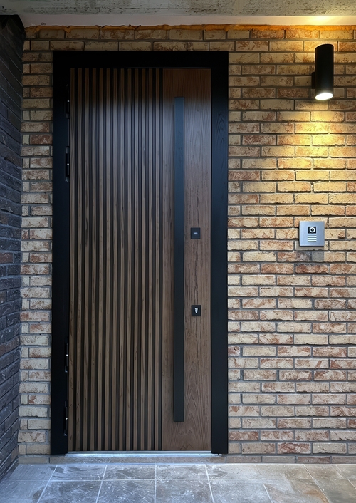 Дверь с вертикальной ручкой