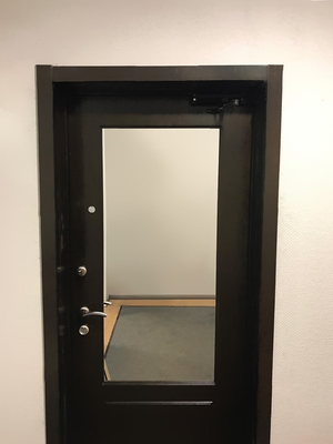 Дверь с зеркалом (г. Люберцы, Котельнический проезд, д. 24а) Дверь с зеркалом (г. Люберцы, Котельнический проезд, д. 24а)